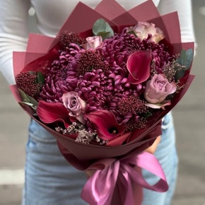 Букет "Импульс" из скиммии, калл, роз и хризантем Бигоуди в Дубне