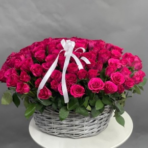 Композиция в корзине из 101 малиновой розы (40 см) в Дубне