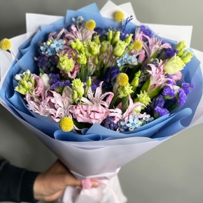 Букет "Загадка вечности" из гиацинтов, нерине, тюльпанов и оксипеталума в Дубне