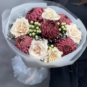 Букет "Всё что тебе касается" из хризантем Бигоуди, роз Эквадор Квиксенд и гиперикума в Дубне