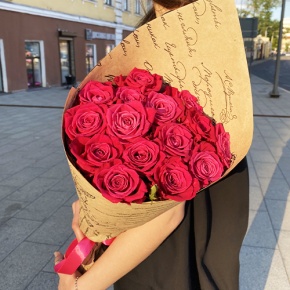 Букет из 15 роз Шангрила в крафте (60 см) в Дубне