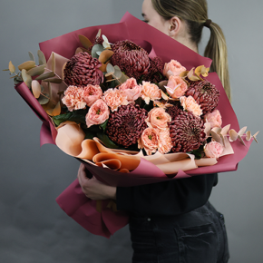 Букет "Осенний блюз" из хризантем Бигоуди, диантусов, скиммии и роз Риджентс парк  в Дубне