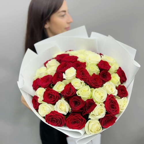 Букет из 51 красно-белой розы 70 см в Дубне