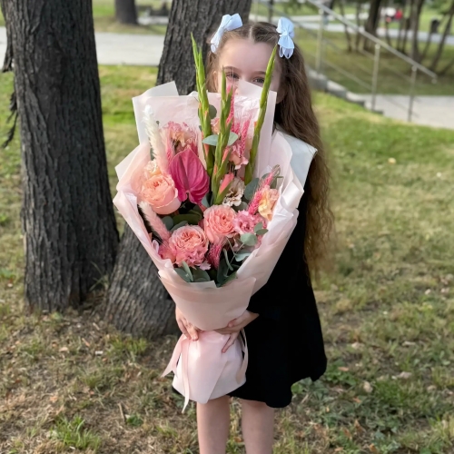 Букет на 1 сентября с гладиолусами, розами и антуриумом в Дубне