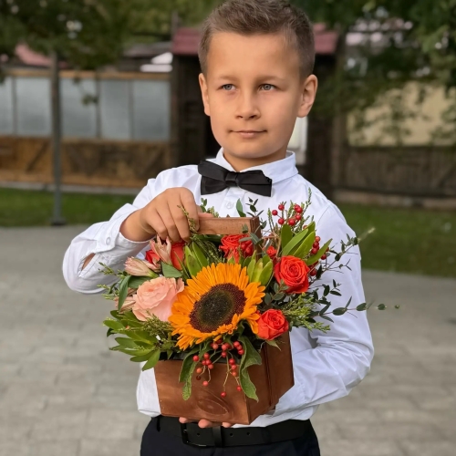 Деревянный ящик с подсолнухом, розами и калиной в Дубне
