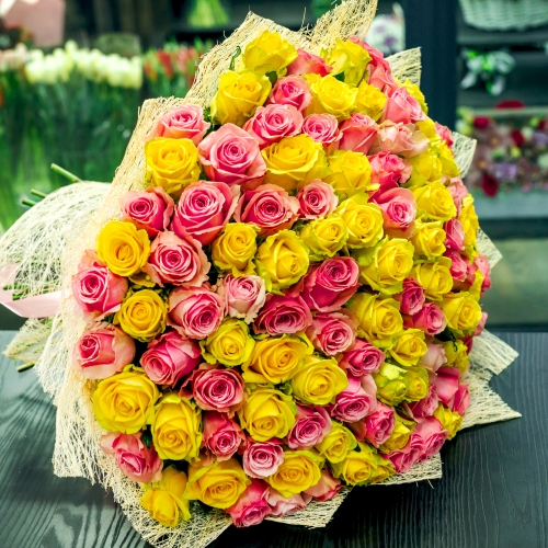 Букет из 101 розовой и лимонной розы (50 см) в Дубне