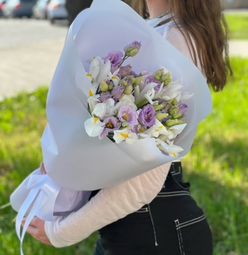 Букет "Вива ла дива" из эустом и ирисов в Дубне
