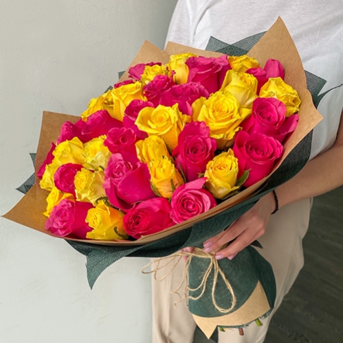Букет из 51 малиновой и лимонной розы (40 см) в Дубне