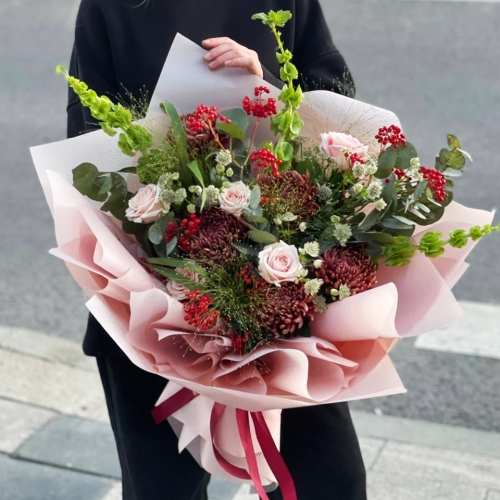 Букет "Вернисаж" из калины, хризантем Бигоуди, молюцеллы, паникума, роз и астранции в Дубне