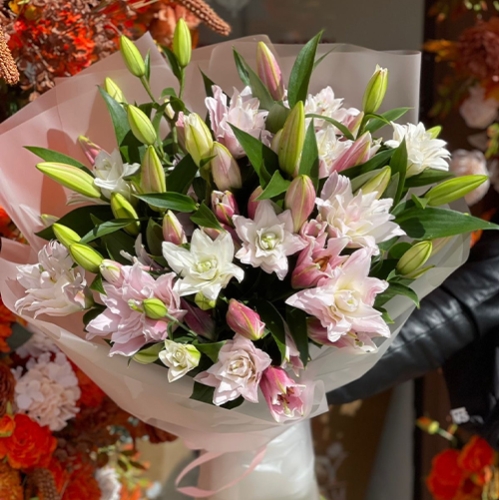 Букет из 11 ароматных пионовидных лилий в Дубне