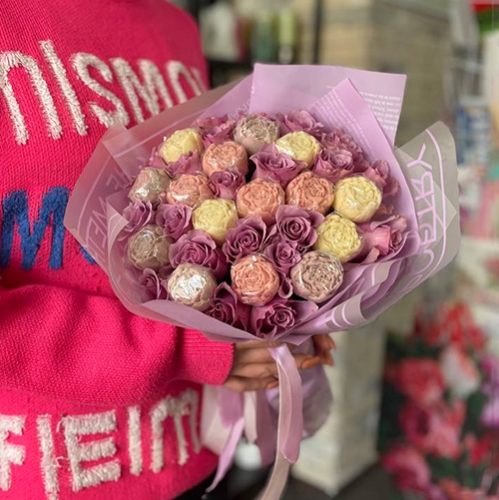 Букет из роз и шоколадных пионов в Дубне