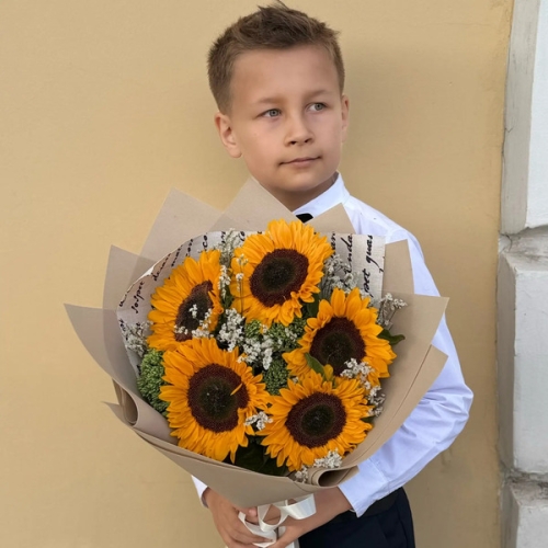 Букет на 1 сентября из 5 подсолнухов и лимониума в Дубне