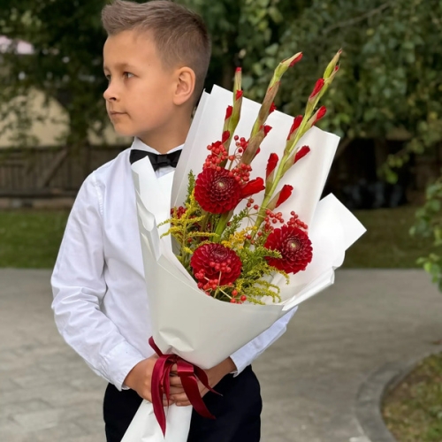 Букет на 1 сентября с красными гладиолусами, георгинами и калиной в Дубне