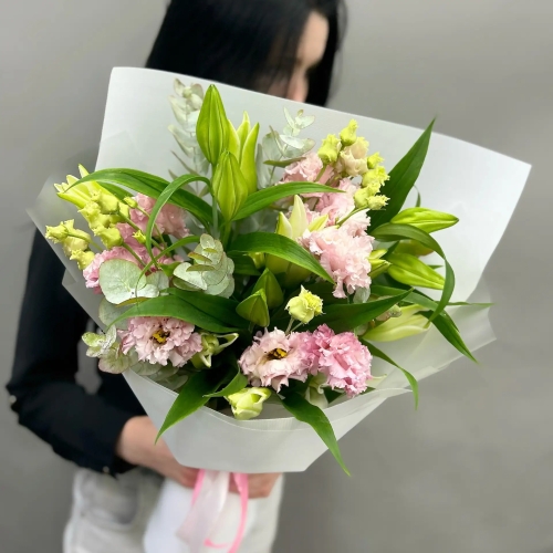 Букет из лилий и розовой эустомы " Кенди" в Дубне