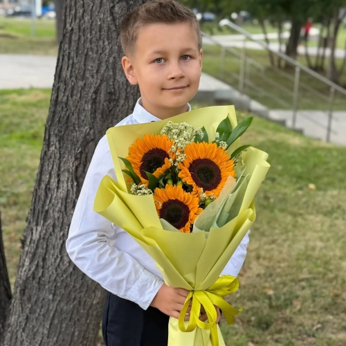 Букет на 1 сентября из 3 подсолнухов и лимониума в Дубне