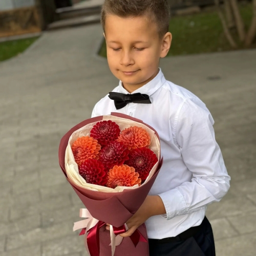 Букет из 7 сезонных георгин в Дубне