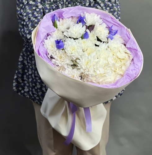 Букет "Грация" из ирисов, гортензии и кустовых хризантем в Дубне