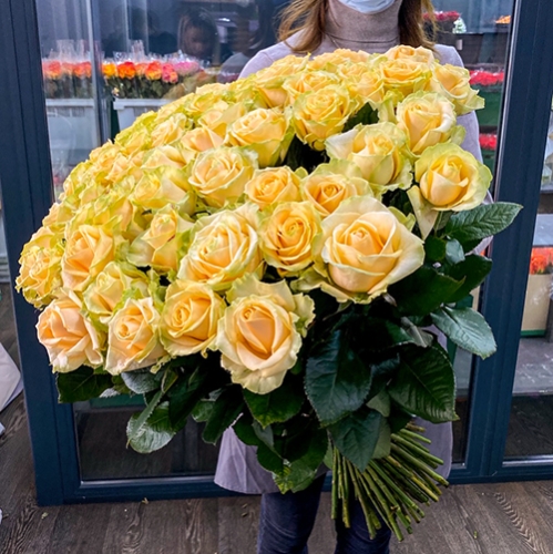 75 роз Аваланж (70 см) в Дубне