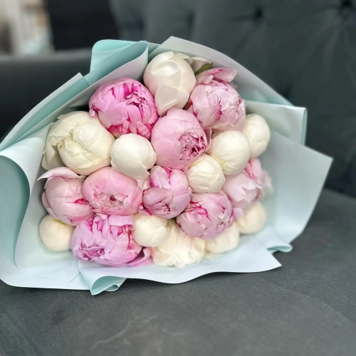 Микс из 19 бело-розовых пионов в Дубне