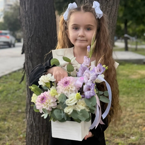 Композиция с георгинами на 1 сентября в белом ящике в Дубне