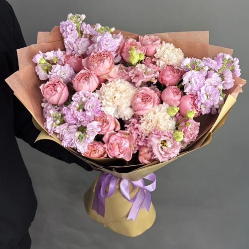 Букет "Амели" из ароматных маттиол, пионовидных кустовых роз Джульетта  эустом и диантусов в Дубне