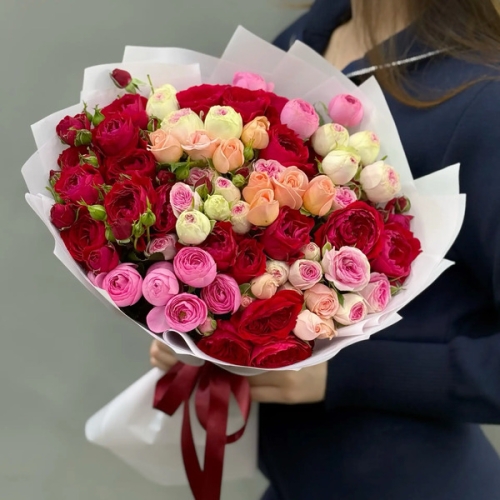 Букет из 15 разноцветных веток кустовых роз в Дубне