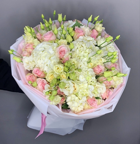 Букет "София" из гортензий, эустом и роз в Дубне