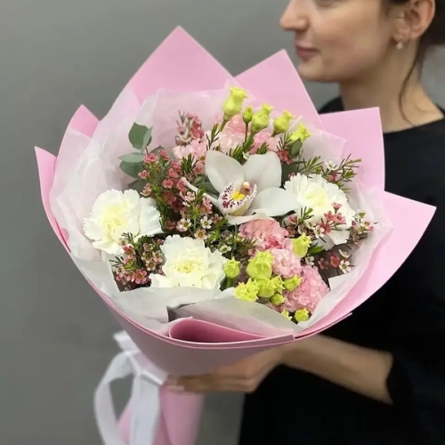 Букет с королевской орхидеей, диантусами, эустомой и шамелациумом в Дубне