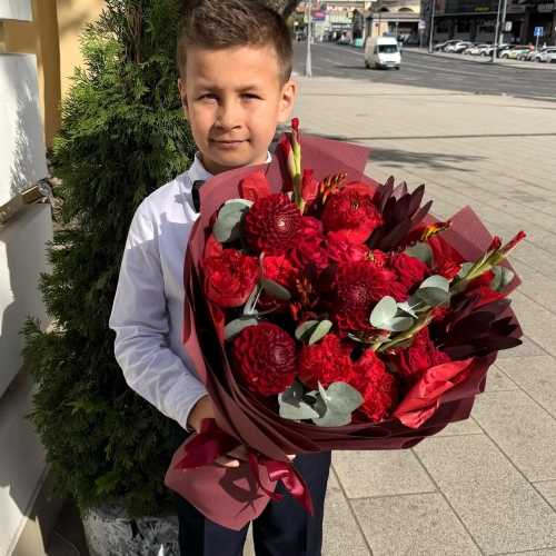 Букет с георгинами, розами и леукадендроном в Дубне