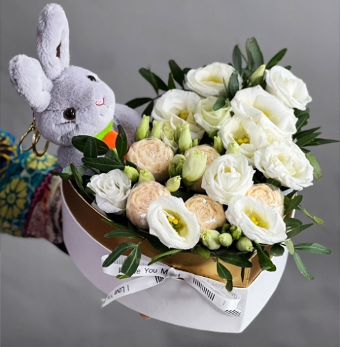 Композиция в коробке сердца из шоколадных пионов и эустом в Дубне