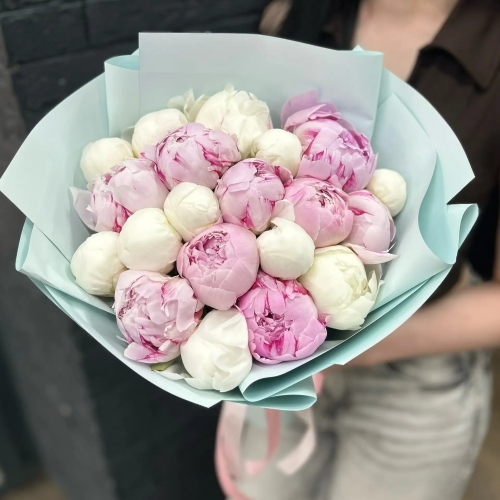 Микс из 19 бело-розовых пионов в Дубне